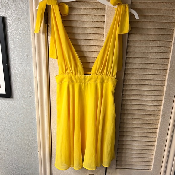 Forever 21 Dresses & Skirts - Yellow small Forever 21 side zipper mini